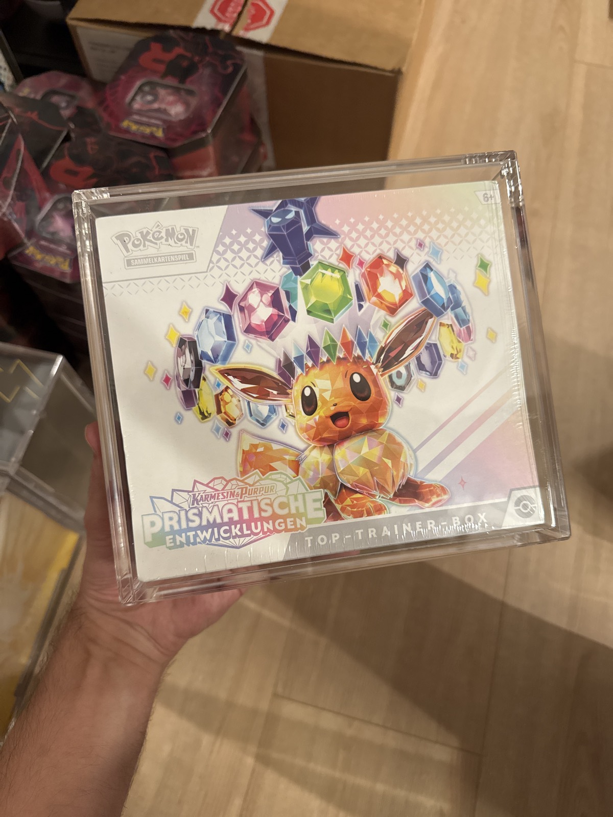 Pokémon KP8.5 Prismatische Entwicklungen – Top-Trainer-Box (DE)