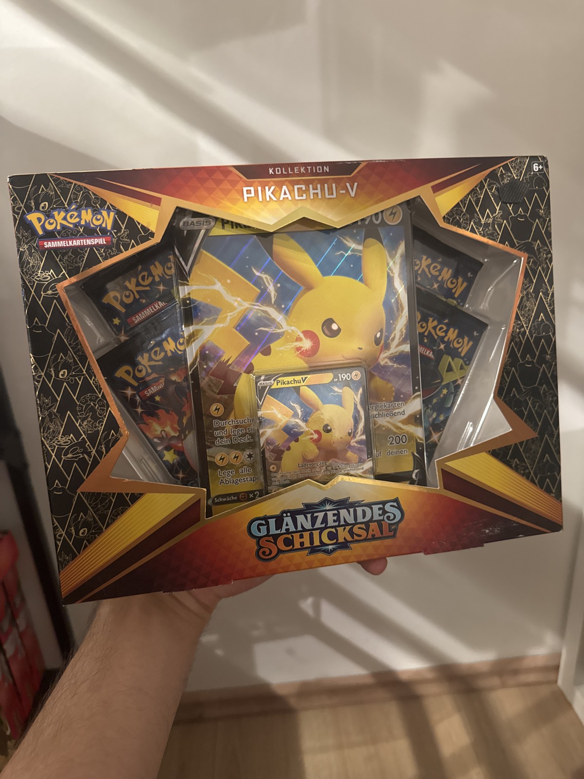 Pokémon Glänzendes Schicksal – Pikachu-V Kollektion (DE)