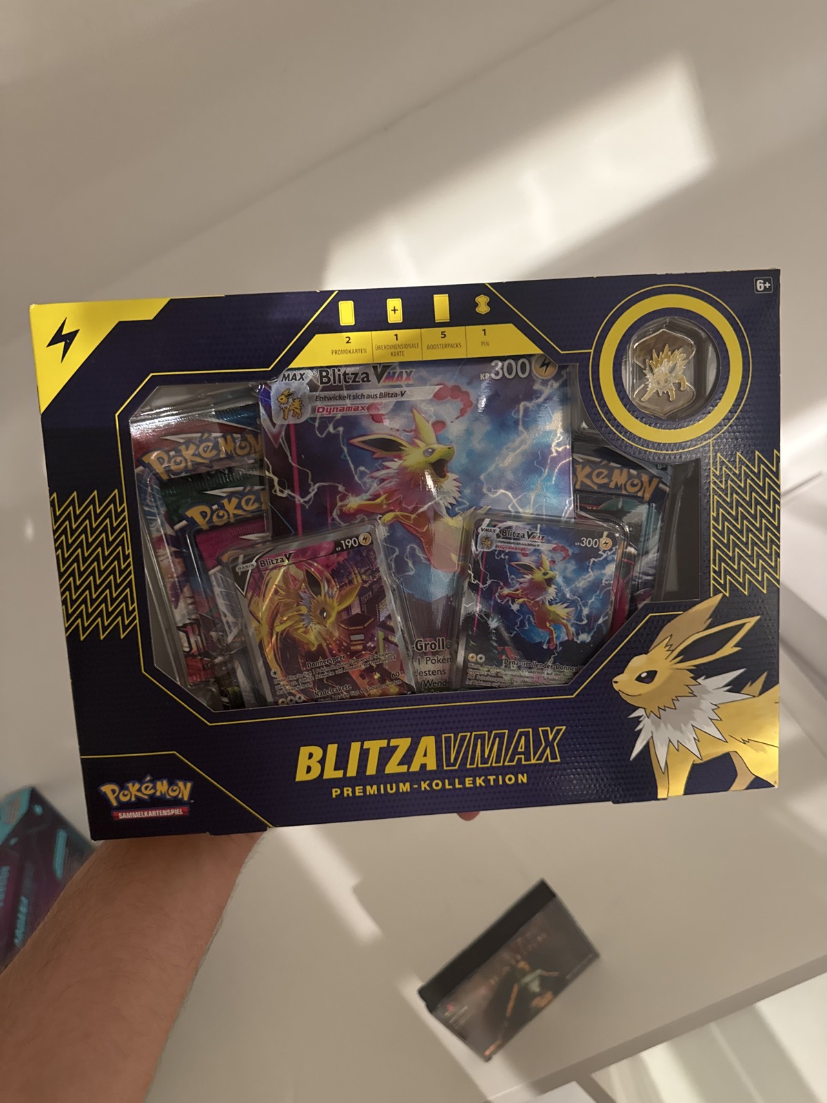 Pokémon Evoli-VMAX Premium-Kollektion – Blitza-VMAX (DE)